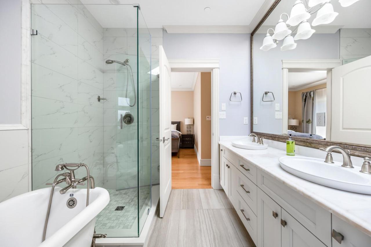 Vancouver Haven: Luxurious Private Bedroom Near Attractions Εξωτερικό φωτογραφία